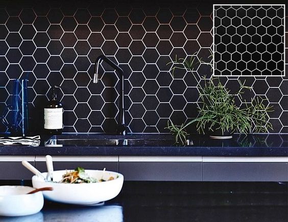 Mẫu gạch mosaic lục giác màu đen huyền bí tạo nên không gian sạch sẽ, sang trọng