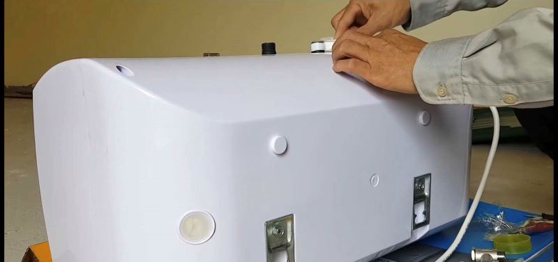 Tiến hành quấn băng keo ren quanh đầu ren