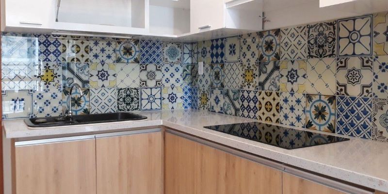 Gam màu tươi sáng của gạch bông giúp phòng bếp thêm sáng sủa