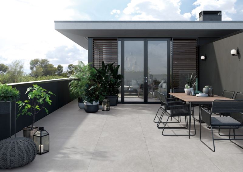 Không gian ngoài trời đầy rộng mở với mẫu gạch 90x180 màu xám xi măng