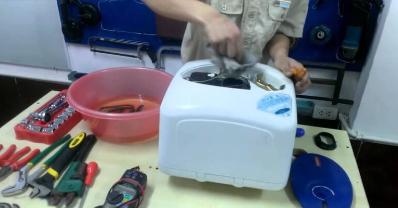 Tiến hành tháo bình nóng lạnh