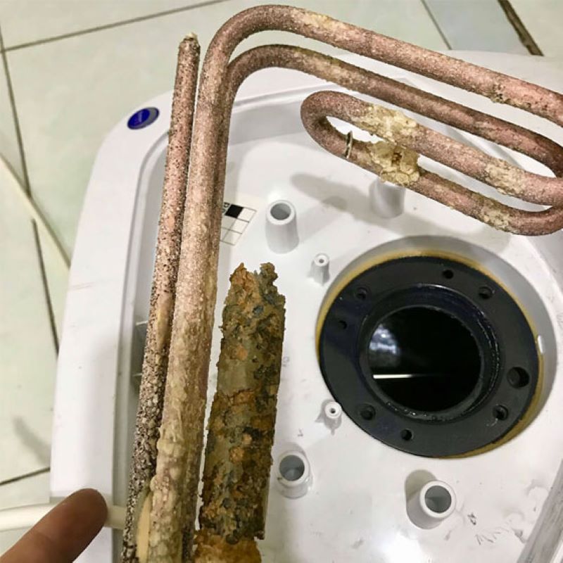 Vệ sinh thanh đốt bên trong bình nóng lạnh