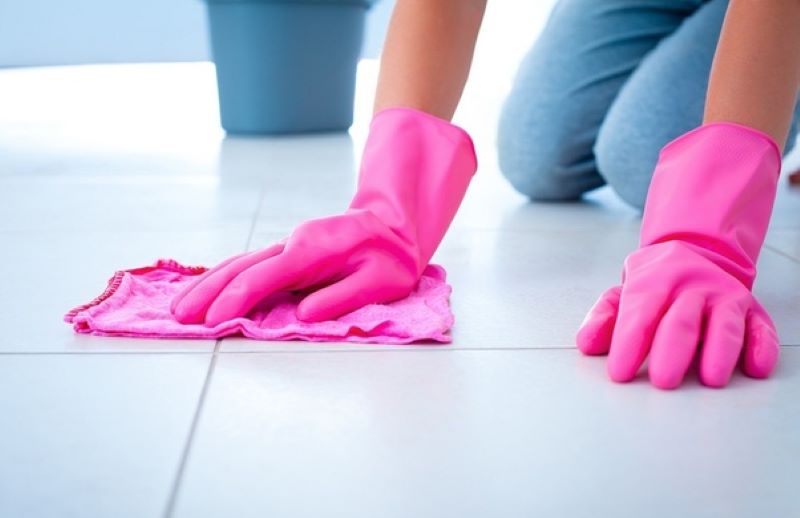 Lau lại sàn gạch với nước sạch