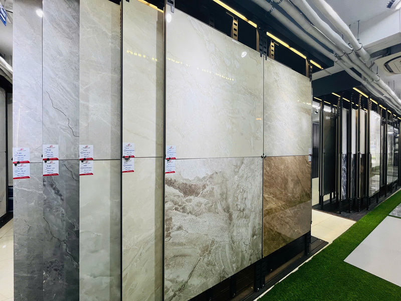 Gach ốp lát màu kem tại Showroom Hùng Lan