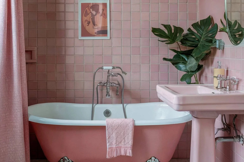 Sử dụng cây xanh trang trí – Điểm nhấn tự nhiên cho phòng tắm màu hồng