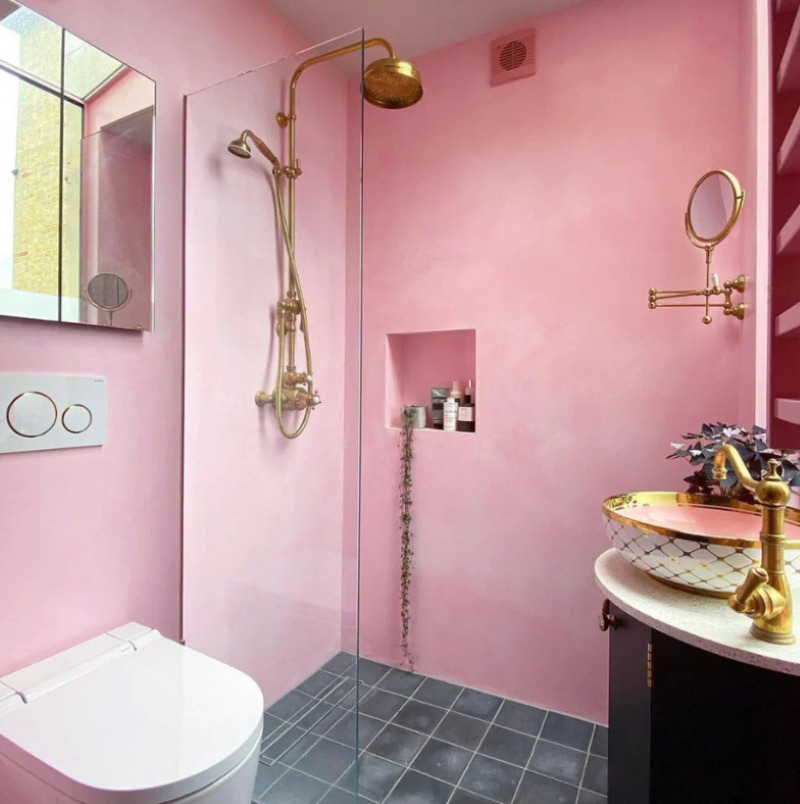 Phòng tắm màu hồng kết hợp gam màu vàng ánh kim