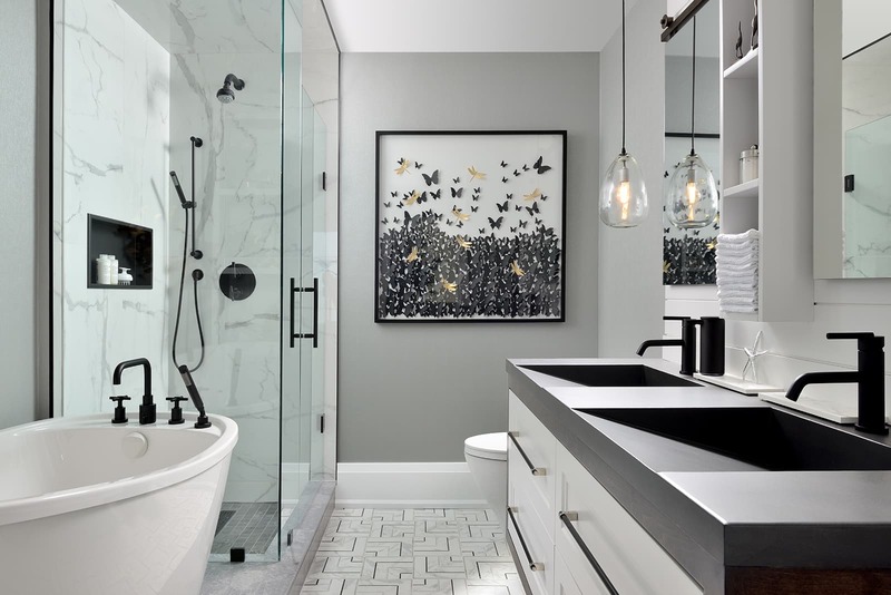 phòng tắm màu trắng sử dụng phụ kiện trang trí