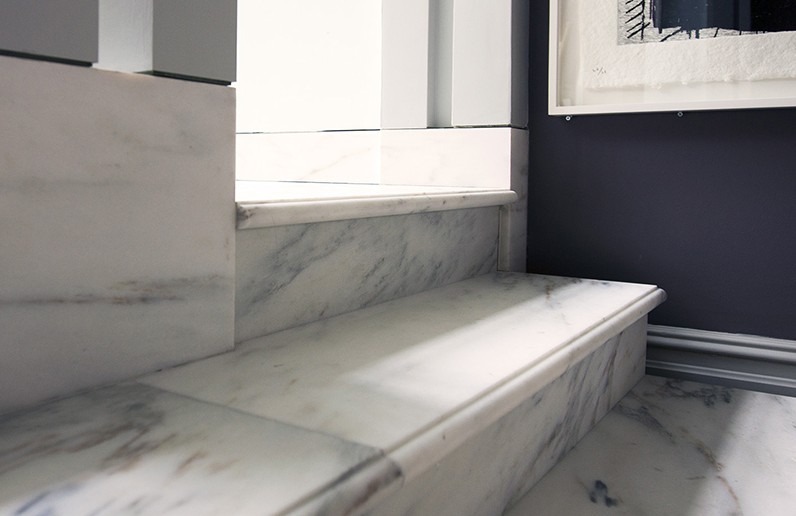 Gạch trắng vân đá ốp lát cầu thang