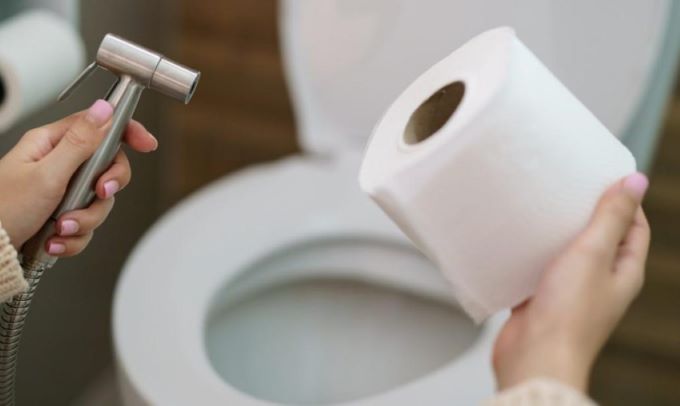 nên sử dụng vòi xịt hay giấy vệ sinh