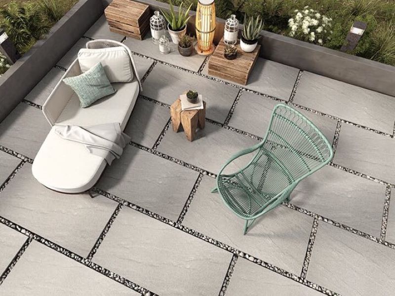 Khu vực sân vườn lát gạch 30x60 bền bì, sạch sẽ, chống trơn