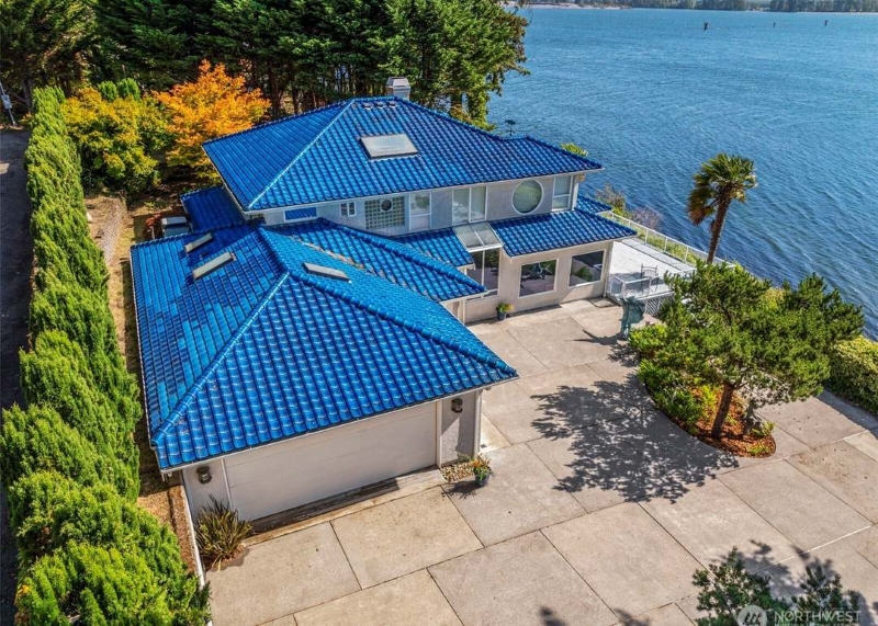 Ngói màu xanh dương mang đến diện mạo tươi mát, trẻ trung cho thiết kế mái Nhật