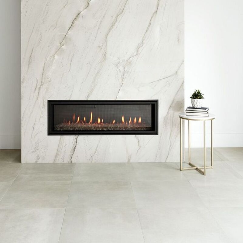 Sự kết hợp hài hòa giữa gạch lát nền Trung Quốc màu xám nhạt và gạch ốp tường màu trắng vân đá tự nhiên