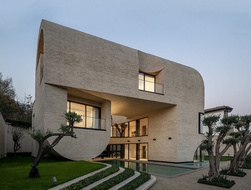 Biệt thự phong cách đương đại với mặt tiền ốp gạch thô, đường nét cá tính