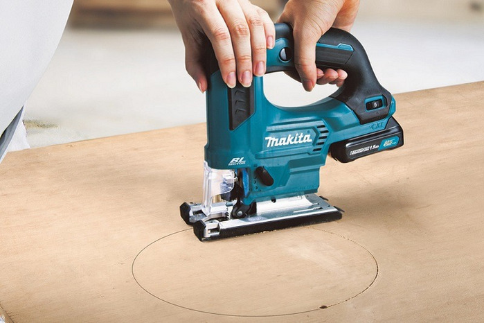 cách cắt gạch men bằng máy cưa lọng cầm tay