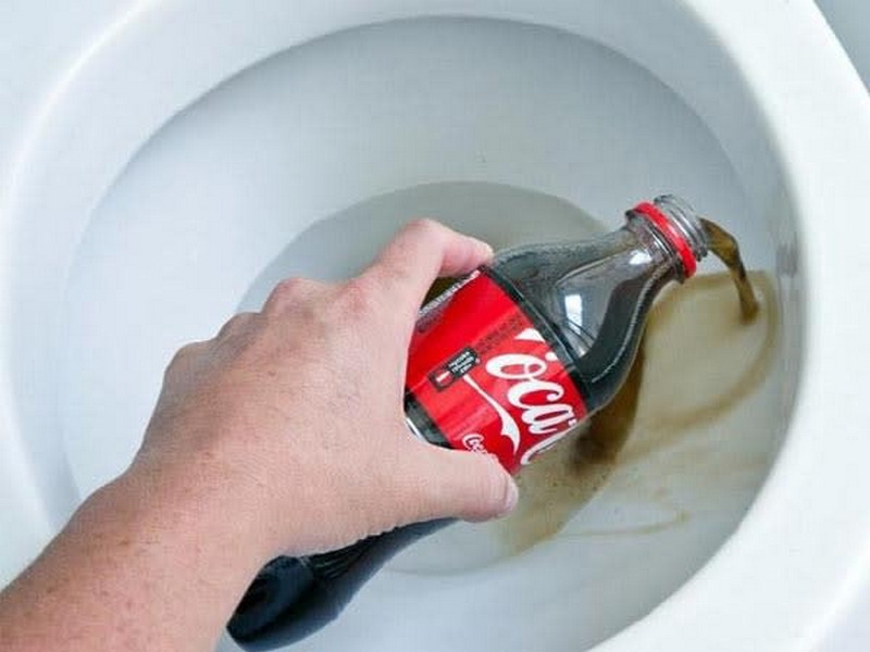 Thông bồn cầu bằng Coca Cola hoặc Pepsi