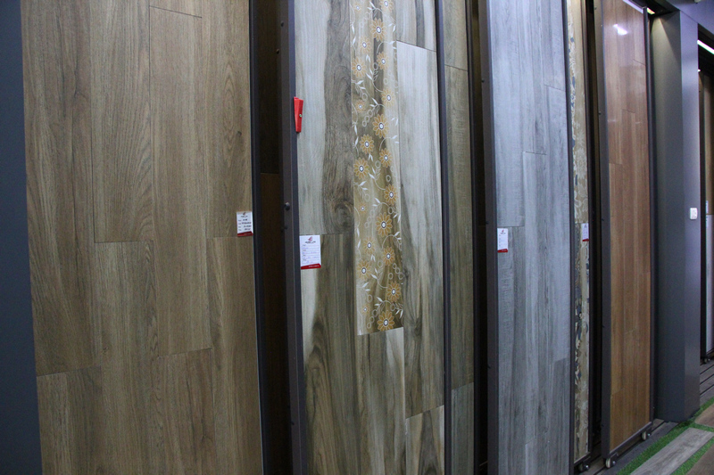 Showroom Hùng Lan cung cấp đa dạng các mẫu gạch giả gỗ Trung Quốc
