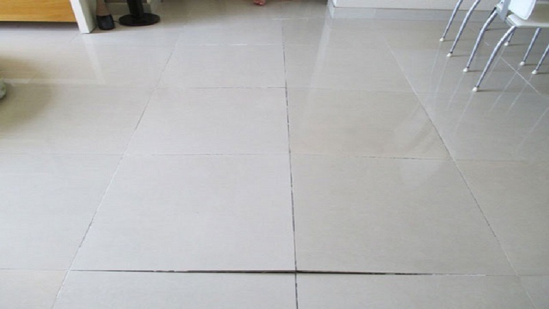 Gạch lát nền bị phồng rộp nhưng chưa bong khỏi sàn