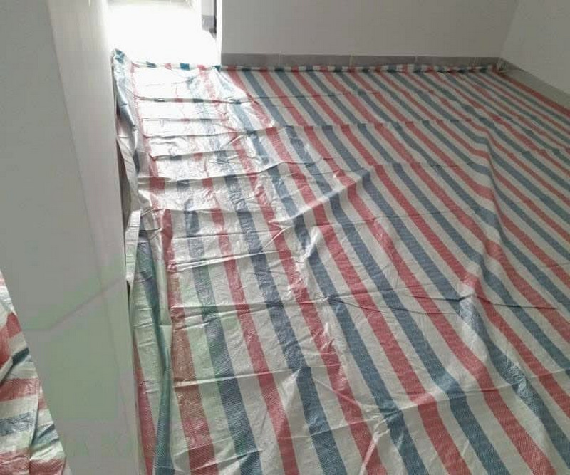 Cần phủ bạt che đậy bề mặt sàn sau khi thi công để tránh việc trầy xước