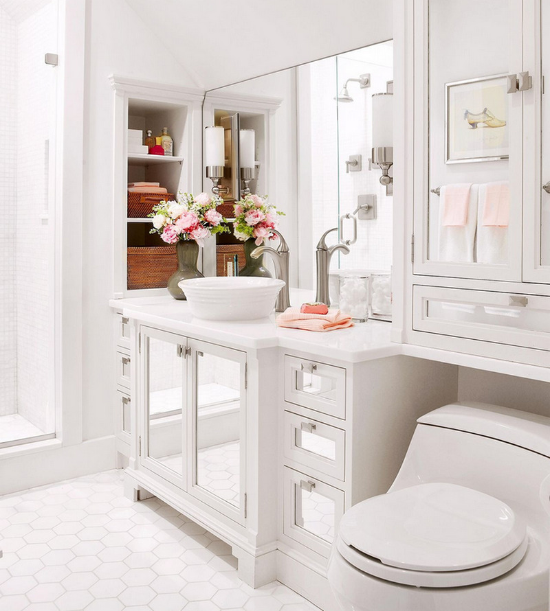 Trang trí phòng tắm màu trắng với hoa tươi