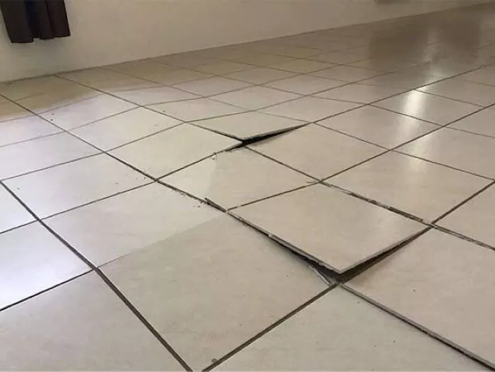 Hướng dẫn xử lý gạch bị ộp bộp nhanh, hiệu quả nhất 2025